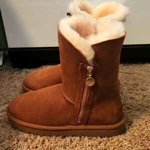 UGG Bailey Zip Short Booties          Size 7 Chestnut & Sheepskin. WORN 1X NEW!